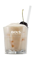 Is a Foaming Orgasm as good as a Screaming Orgasm, or can you have both at the same time ...? The Foaming Orgasm is a cream colored drink made from vodka, amaretto liqueur, coffee liqueur, Irish cream, milk and Bols Amaretto Foam liqueur, and served over ice in a rocks glass.